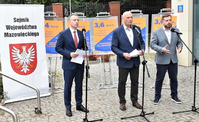 Trzech radnych województwa mazowieckiego na konferencji prasowej. Od lewej: Ludwik Rakowski, Tomasz Kucharski, Krzysztof Strzałkowski.