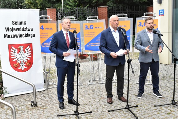 Trzech radnych województwa mazowieckiego na konferencji prasowej. Od lewej: Ludwik Rakowski, Tomasz Kucharski, Krzysztof Strzałkowski.