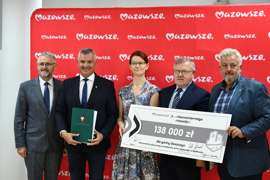 Przedstawiciele gminy Goszczyn z czekiem na 138 tys. zł 