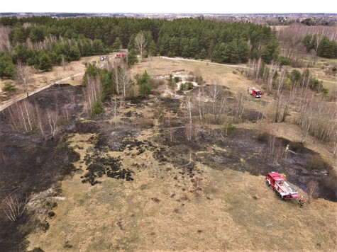 Widok z drona na spaloną polanę