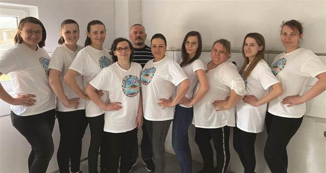 Grupa kobiet w jednakowych koszulkach pozuje do zdjęcia