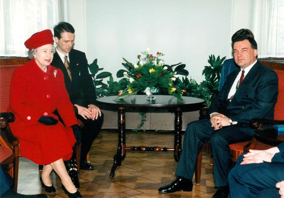 na przeciwko siebie na fotelach siedzą marszałek Struzik i królowa Elżbieta II