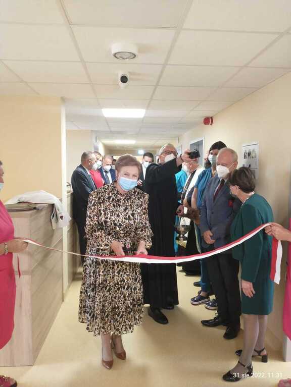 Elżbieta Lanc przecina wstęgę na korytarzu szpitala