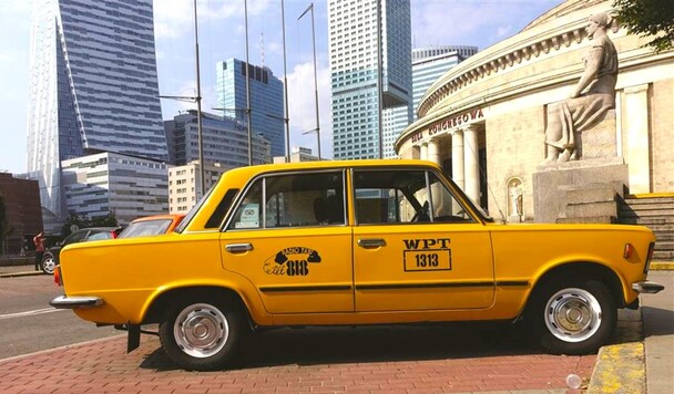 Żółty fiat 125p - taksówka z filmu 