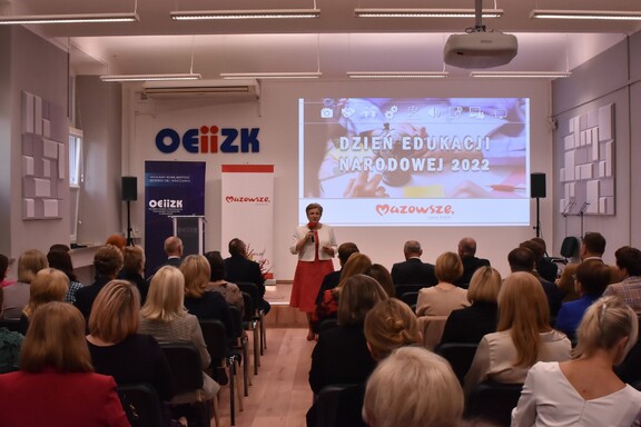 Członek zarządu województwa mazowieckiego Elżbieta Lanc przemawia do zebranych na sali nauczycieli.