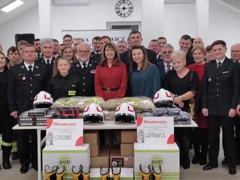 Orzełowska pozuje do zdjęcia ze strażakami z OSP Latowicz i Chyżyny