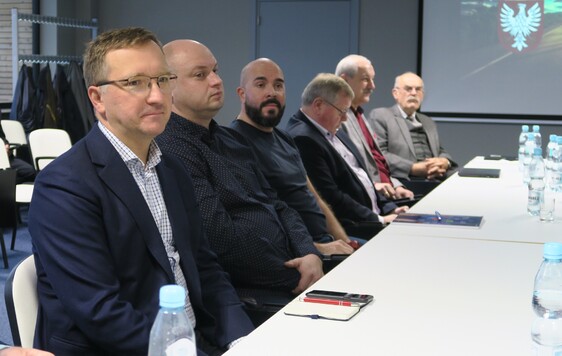 Przy stole siedzą radny Łukasz Kudlicki, przedstawiciele Mazowieckiego Zarządu Dróg Wojewódzkich, radni Leszek Przybytniak, Mirosław Milewski i Konrad Rytel