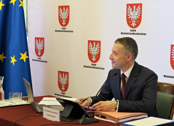przewodniczący Sejmiku Mazowsza Ludwik Rakowski siedzi podczas posiedzenia przy głównym stole prezydialnym