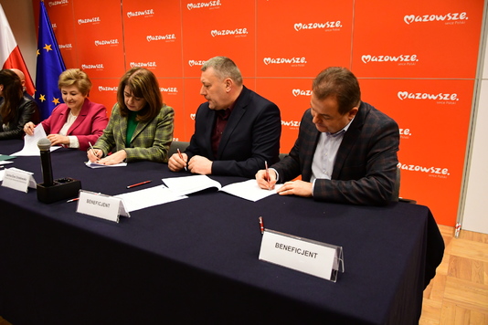 Lanc i Orzełowska podpisują umowy