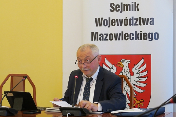 Przewodniczący Krzysztof Skolimowski prowadzi posiedzenie komisji.
