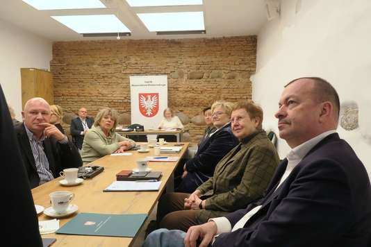 Członkowie komisji słuchają wypowiedzi dyrektora muzeum
