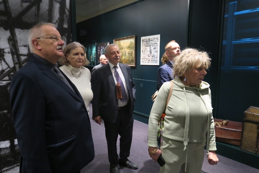 Członkowie komisji wraz z dyrektorem muzeum Tadeuszem Skoczkiem oglądają wystawę