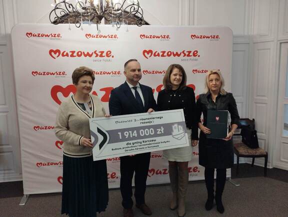 Orzełowska i Lanc z beneficjentami z Korczewa