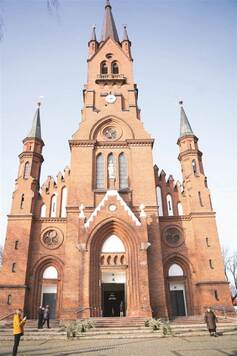 Widok na kościół w Latowiczu.