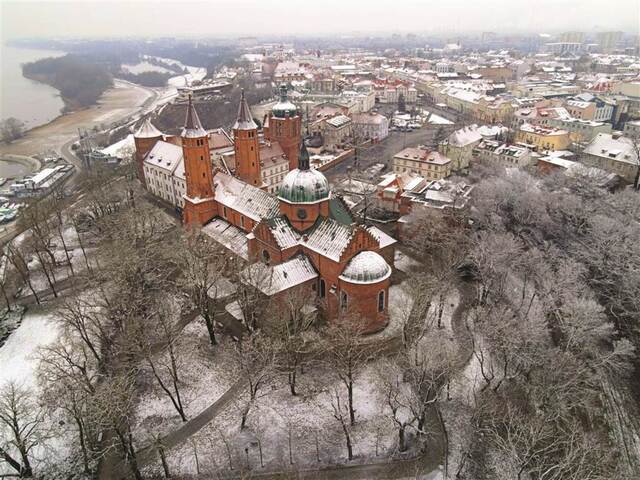 Widok z lotu ptaka na katedrę w Płocku w zimowej scenerii