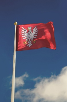 Flaga Mazowsza na tle nieba