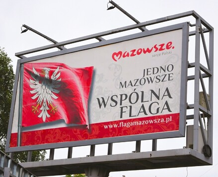 Billboard z plakatem na temat flagi Mazowsza