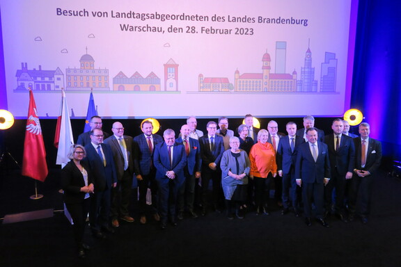 Zdjęcie grupowe delegacji Landtagu Brandenburgii i przedstawicieli Sejmiku Województwa Mazowieckiego.