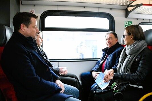 Marszałek Struzik, prezydent Warszawy i Dorota Zmarzlak siedzą w przedziale pociągu