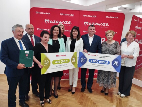 Członkinie zarządu Janina Ewa Orzełowska i Elżbieta Lanc z beneficjentami z powiatu łosickiego