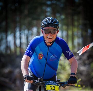 radny województwa Krzysztof Skolimowski podczas wyścigu na rowerach górskich dla amatorów