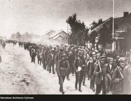 kolumna żołnierzy radzieckich w marszu przez wieś