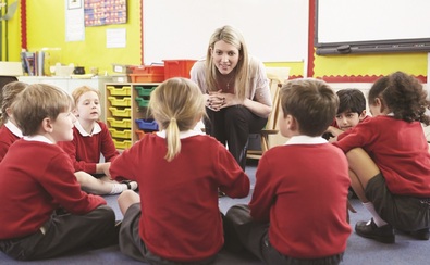 Nauczycielka rozmawia z uczniami podczas lekcji