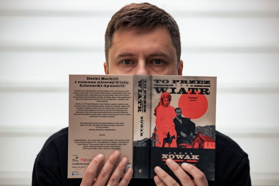 Jakub Nowak prezentuje okładkę swojej  zwycięskiej książki