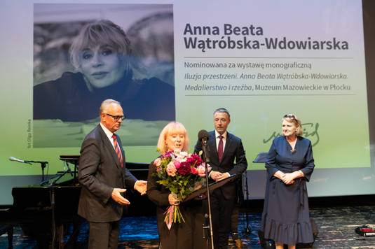 Anna Beata Wątróbska-Wdowiarska dziękuje za nagrodę