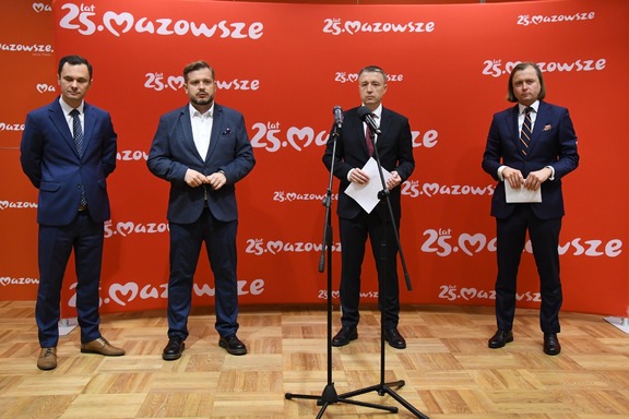 Czterech przedstawicieli samorządu podczas konferencji. Przemawia Ludwik Rakowski