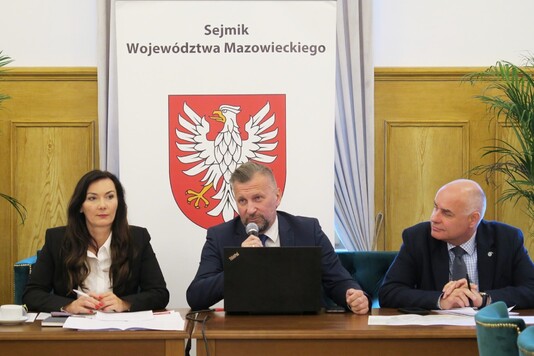 Anna Brzezińska, Jacek Kowalski i Tomasz Szymczak siedzą przy stole.