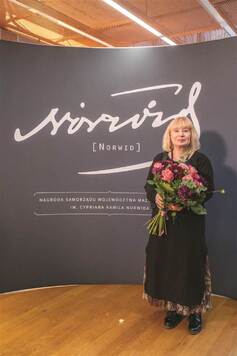Zdjęcie lauretki  (Anna Beata Wątróbska - Wdowiarska) z bukietem kwiatów