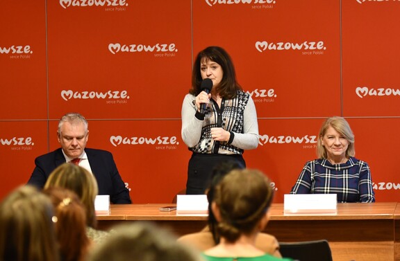 Członek zarządu Janina Ewa Orzełowska przemawia podczas konferencji