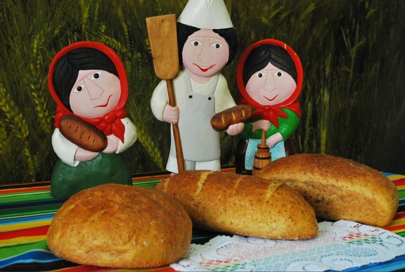 trzy bochenki chleba "Razówka z Kozienic"