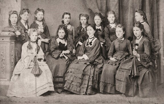 Pamiątkowa fotografia uczennic żeńskiej szkoły w Warszawie