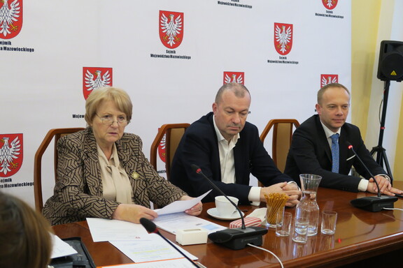 Przy stole siedzą przewodnicząca komisji Jadwiga Zakrzewska, wicemarszałek Wiesław Raboszuk i radny Michał Góras.