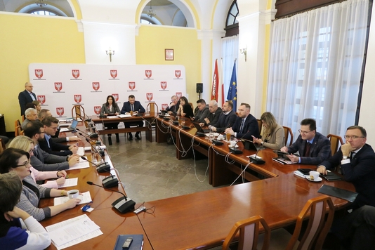 Uczestnicy posiedzenia siedzą przy stole w Sali konferencyjnej Sejmiku Województwa Mazowieckiego.
