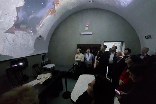 Uczestnicy posiedzenia komisji w gabinecie generała Thommee’a podczas symulacji nalotu bombowego.