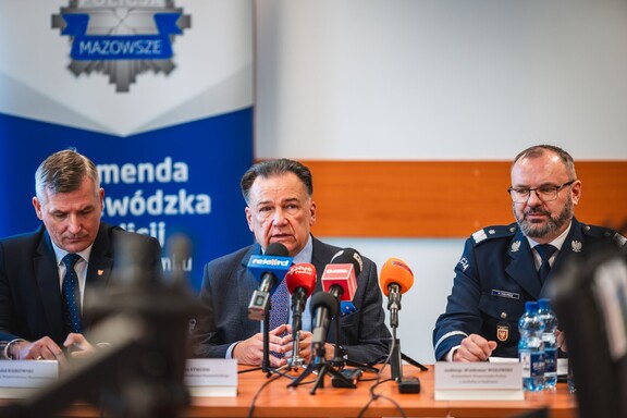 Marszałek Adam Struzik i wicemarszałek Rafał Rajkowski przy stole konferencyjnym