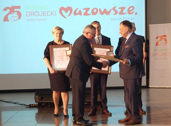 Marszałek Adam Struzik wręcza medal radnemu Leszkowi Przybytniakowi.