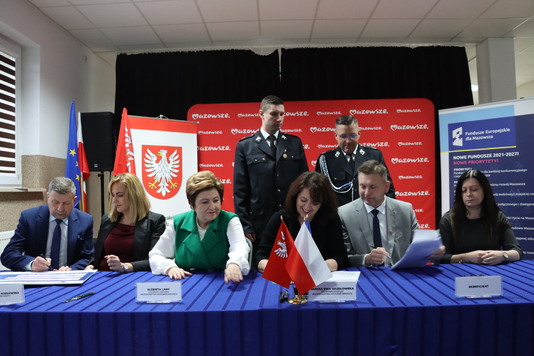 Janina Ewa Orzełowska, Elżbieta Lanc, Mirosław Augustyniak - podpisanie umów