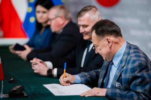 Marszałek Adam Struzik i wicemarszałek Rafał Rajkowski podpisują umowę