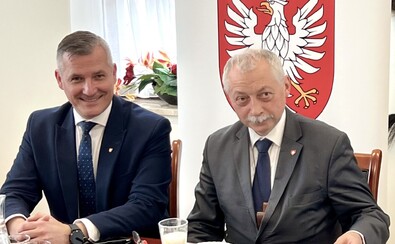 Wicemarszałek Rafał Rajkowski i przewodniczący komisji Krzysztof Skolimowski