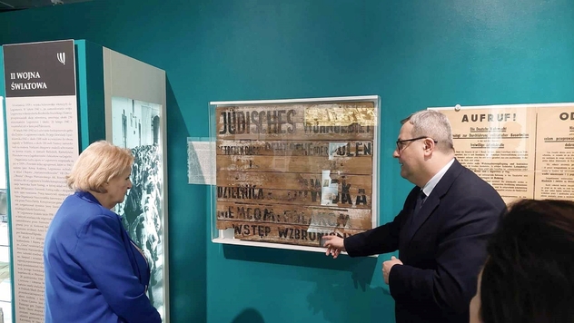 Dyrektor Muzeum pokazuje przewodniczącej Jadwidze Zakrzewskiej tablicę wjazdową do getta w Legionowie.