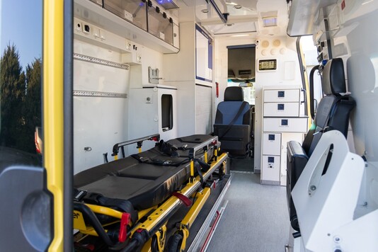 Wnętrze specjalistycznego ambulansu marki Volkswagen 
