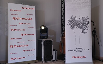 Baner z logiem Mazowsza oraz drugi baner z logiem konkursu Wierzba