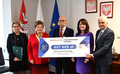 Przedstawiciele samorządu województwa i powiatu ostrowskiego z czekiem